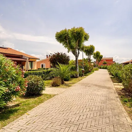 Aparthotel With Swimming Pool In Just 600 Meters From The Mazzanta